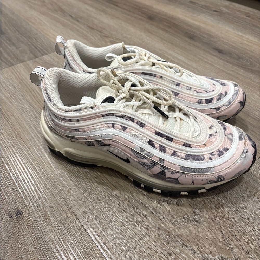 Nike air maxes
